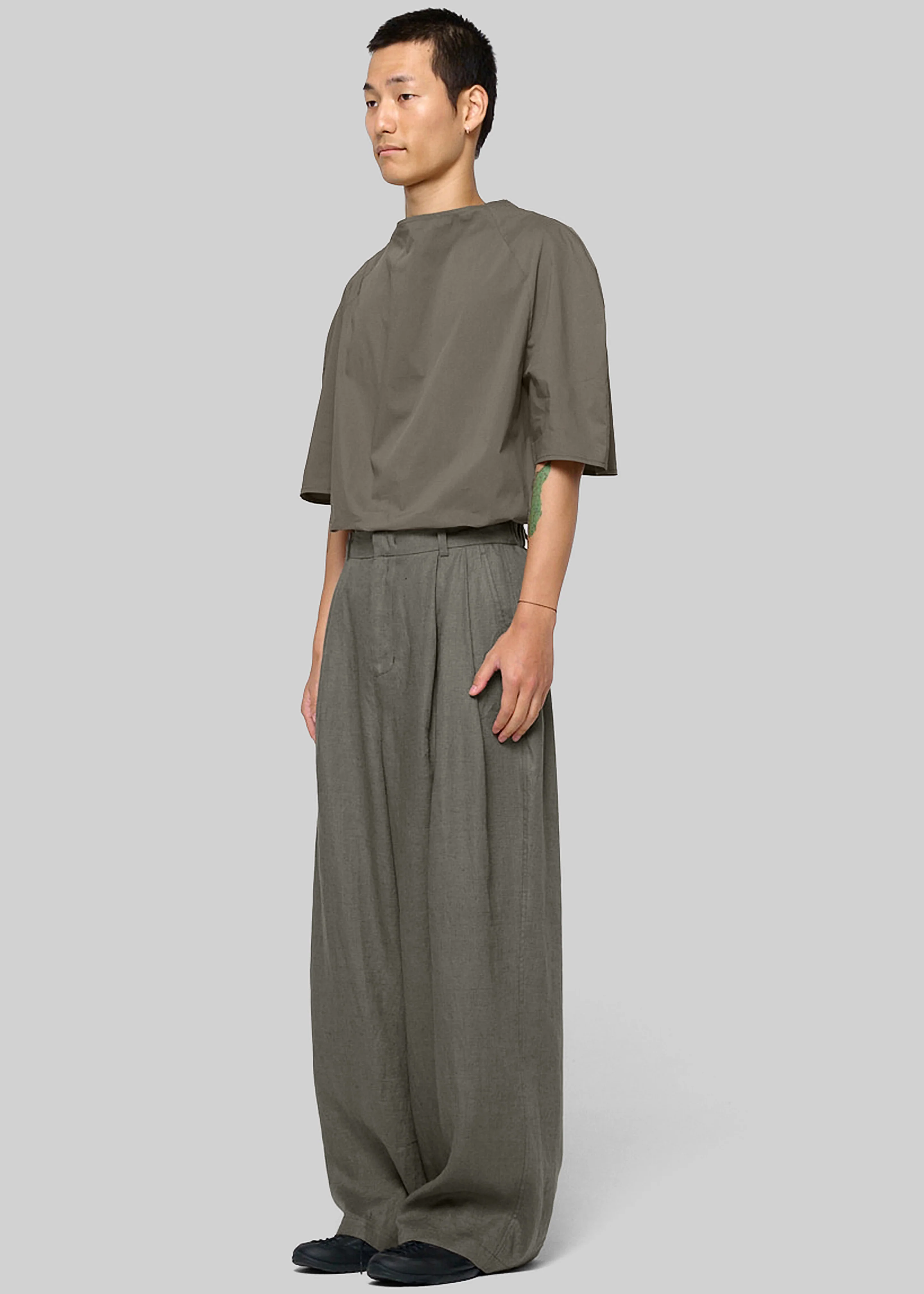 Amomento Linen Two Tuck Wide Pants - Khaki - Image 3