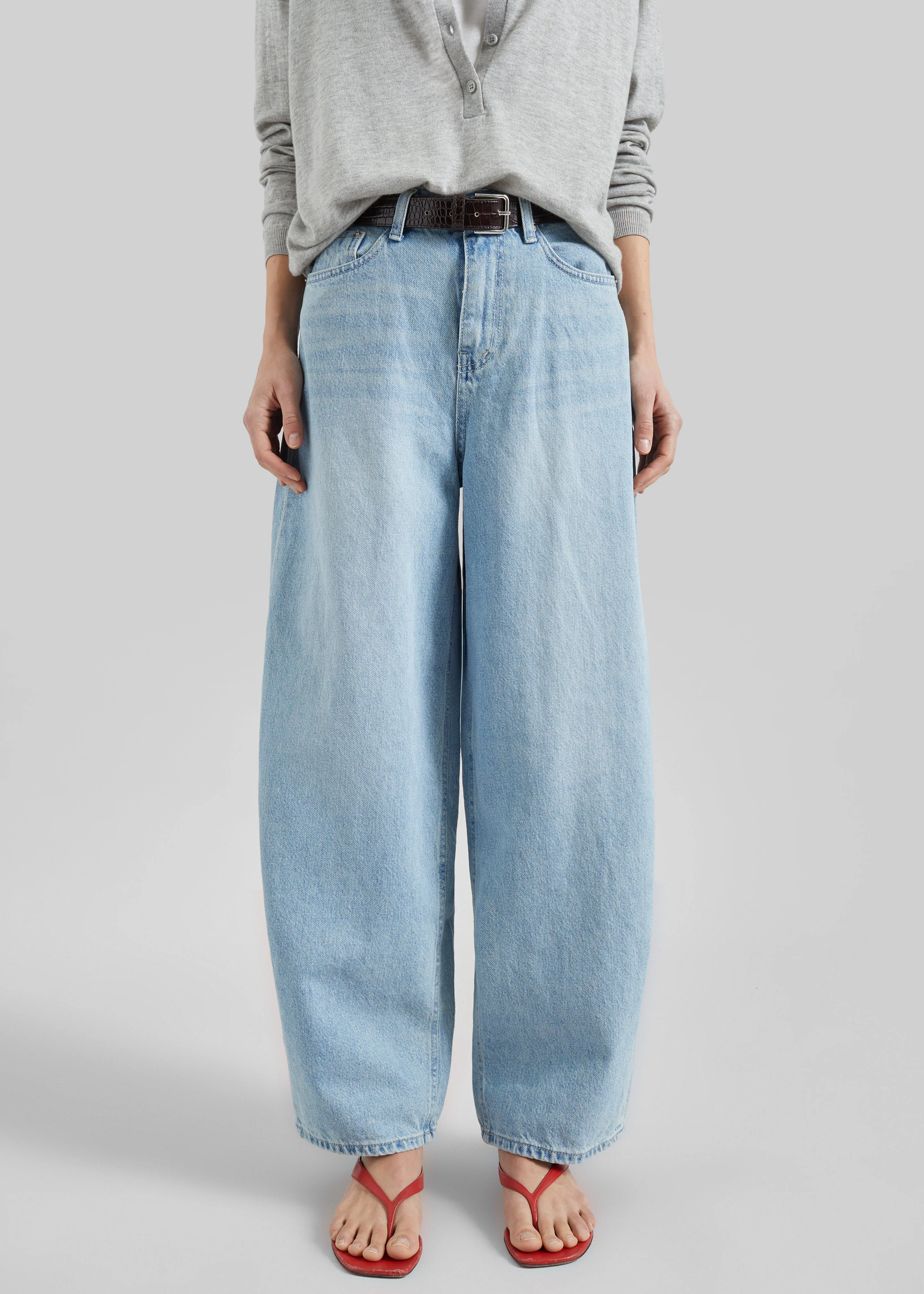 Lucena Barrel-Leg Jeans - Light Wash - Image 7