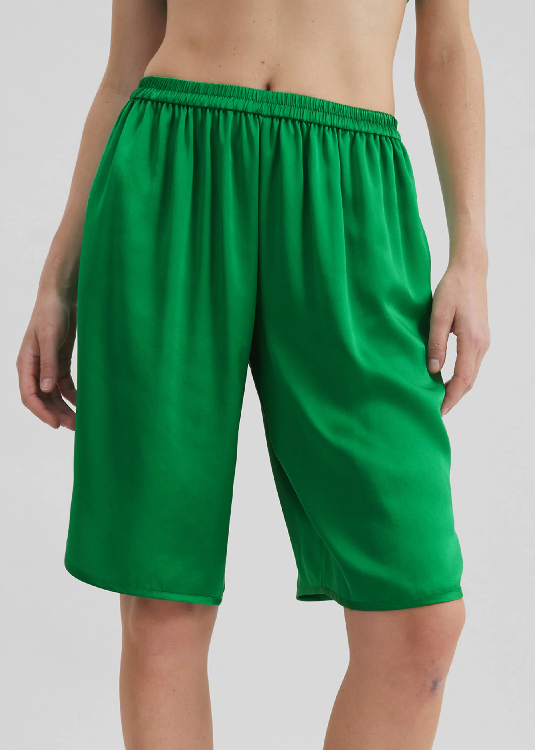 Nelis Silk Bermuda Shorts - Kelly Green - Image 3