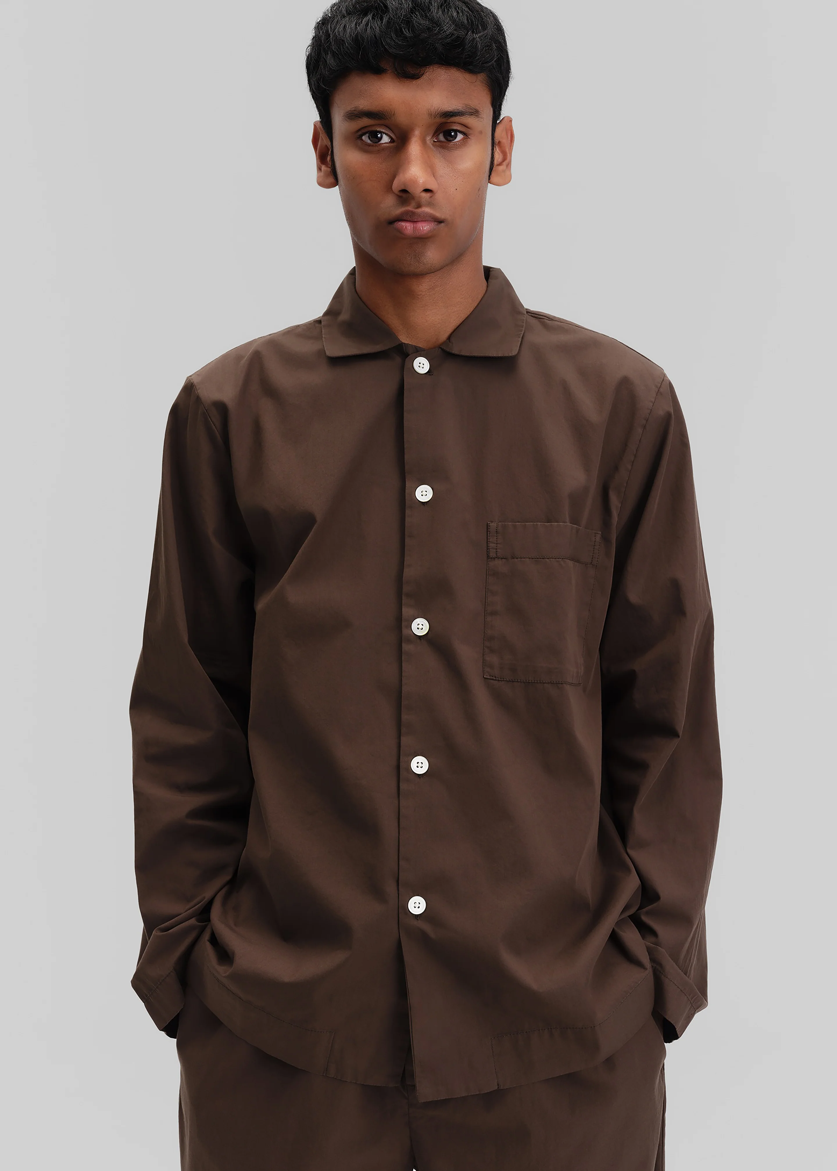 Tekla Poplin Pyjama Shirt - Coffee - Image 6